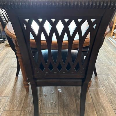 Dining room table with 6 chairs and 1 leaf