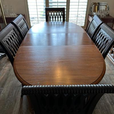 Dining room table with 6 chairs and 1 leaf