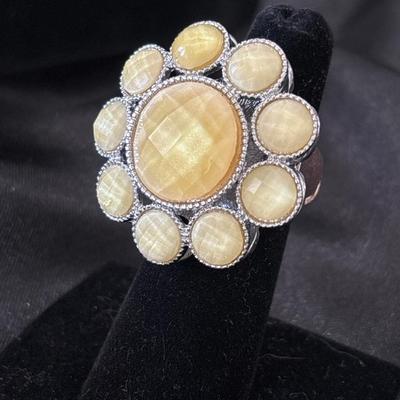 Crème colored flower adjustable costume ring