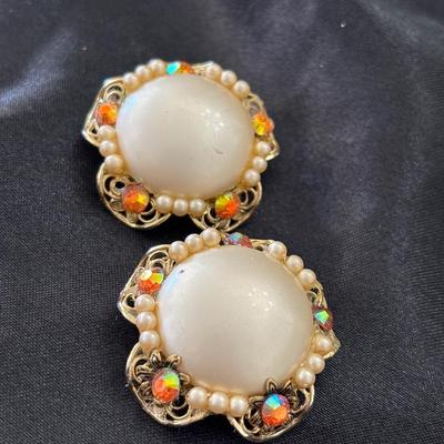 Retro Stud clip on earrings Women's Beautiful Classical Palace Style Fritillary round Pearl Earrings European and American Fashion Class