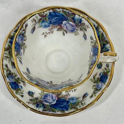 Royal Albert MIDNIGHT ROSE 1987 Tea cup & Saucer, blue roses