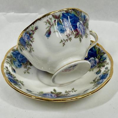 Royal Albert MIDNIGHT ROSE 1987 Tea cup & Saucer, blue roses