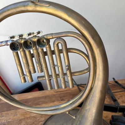 G32- Alberto Pinza French horn, music stands