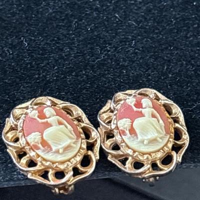 Vintage-Earrings-Cameo-White-Pink-Gold-Clip On's-Jewelry-Accessories