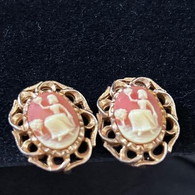 Vintage-Earrings-Cameo-White-Pink-Gold-Clip On's-Jewelry-Accessories
