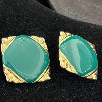 Gold tone vintage square earrings with green middle