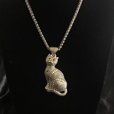 Vintage Art Deco, Silvertone cat pendant necklace with rhinestone accent