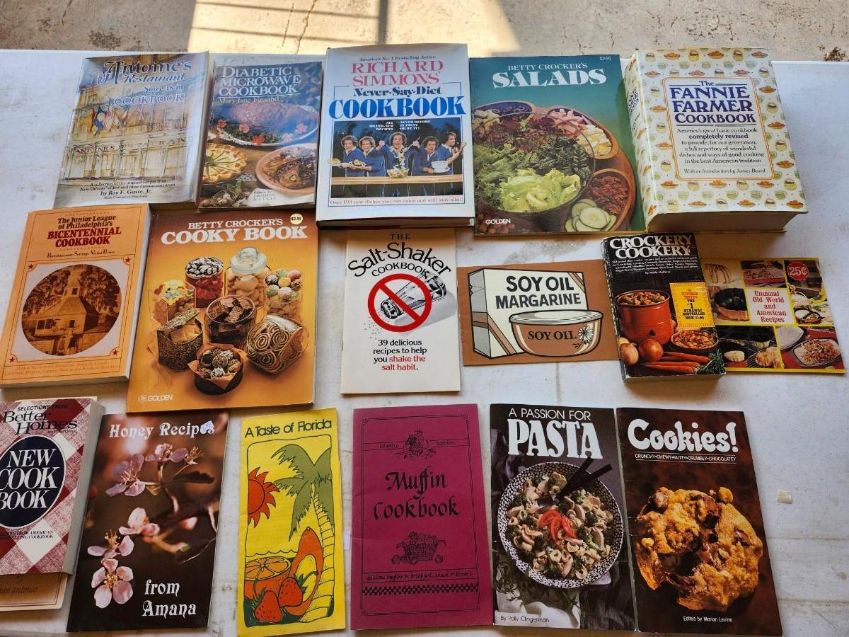 Cookbook lot some vintage | EstateSales.org