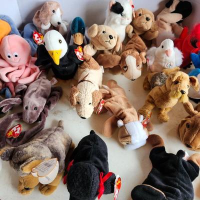 Lot of ty beanie babies. Mixed lot of beanie babies.