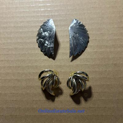 2 PAIRS OF EARRINGS