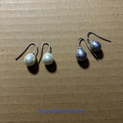 2 PAIRS OF EARRINGS