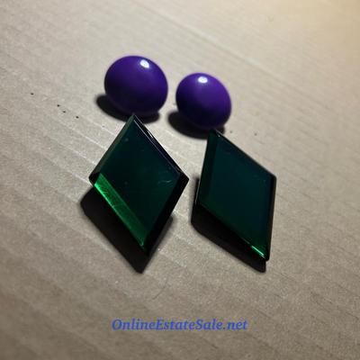 2 PAIRS OF EARRINGS