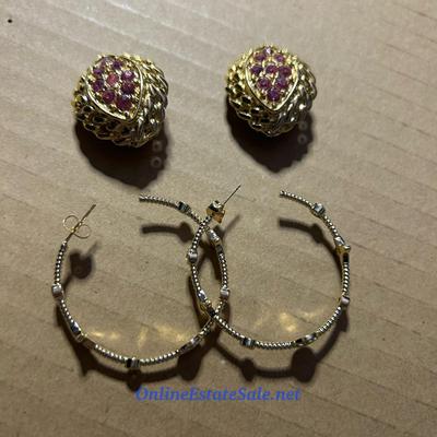 2 PAIRS OF EARRINGS