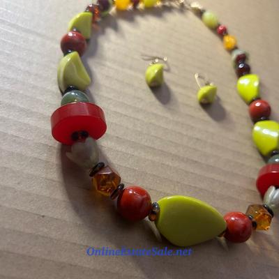 MULTICOLORED BEADED NECKLACE AND EARRINGS SET