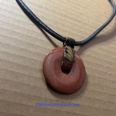 BROWN PENDANT NECKLACE