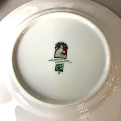 340 Portmeirion Christmas Story Plates