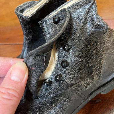 Vintage items: shoe, hankie + more