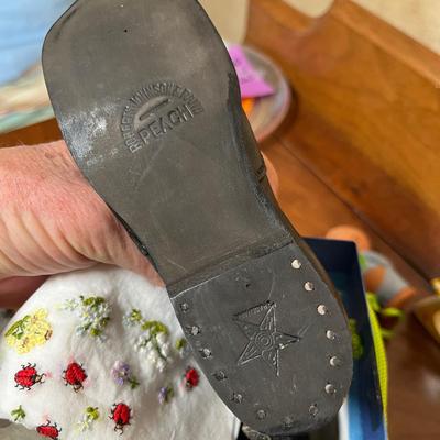 Vintage items: shoe, hankie + more
