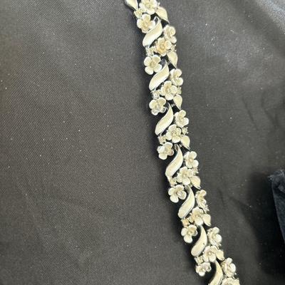 Vintage white flower Lisner bracelet