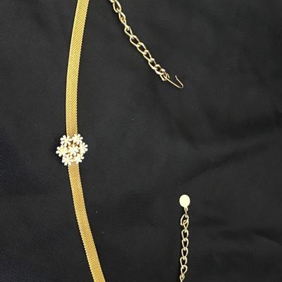 Gold toned Mesh choker with Daisy pendant