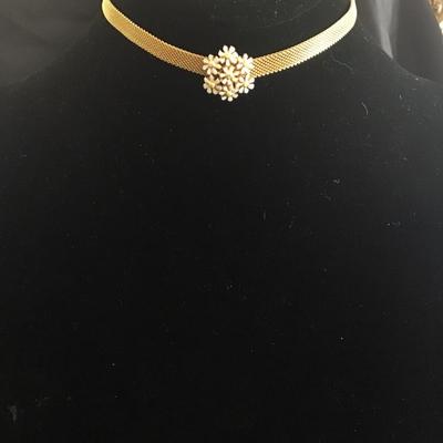 Gold toned Mesh choker with Daisy pendant