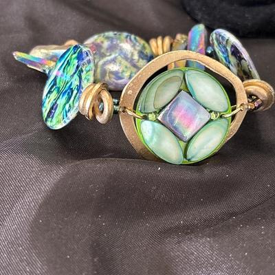 Glass beaded circle dye design gold tone bracelet
