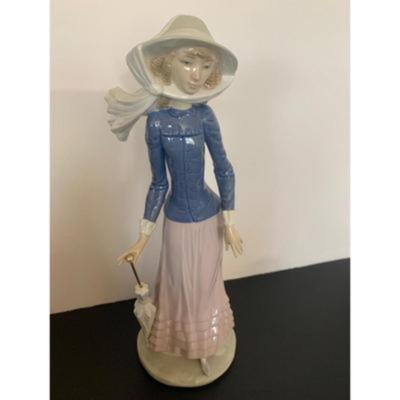 Lladro Girl w/Umbrella 1985 Nao Retired