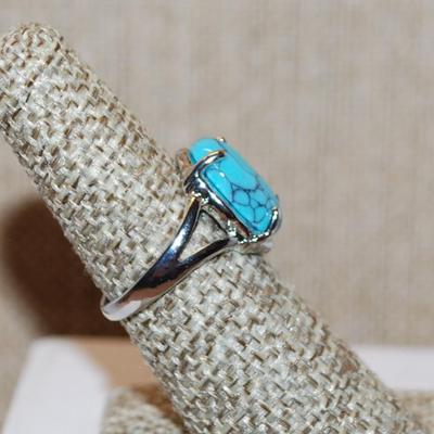 Size6½ Crackled Oval Turquoise Stone Ring on a Silver Tone Band (3.3g)