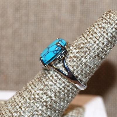 Size6½ Crackled Oval Turquoise Stone Ring on a Silver Tone Band (3.3g)