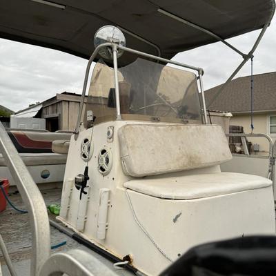 Lowe Pontoon boat 20ft Yamaha 4 stroke available for pick up upon winning bid