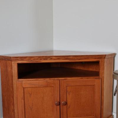 Traditional Corner Entertainment Stand