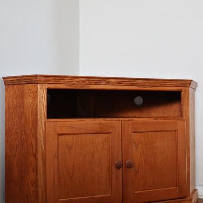 Traditional Corner Entertainment Stand