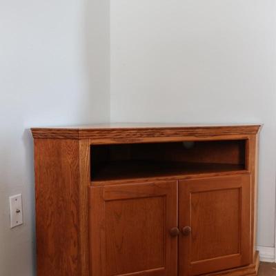 Traditional Corner Entertainment Stand