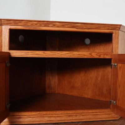 Traditional Corner Entertainment Stand