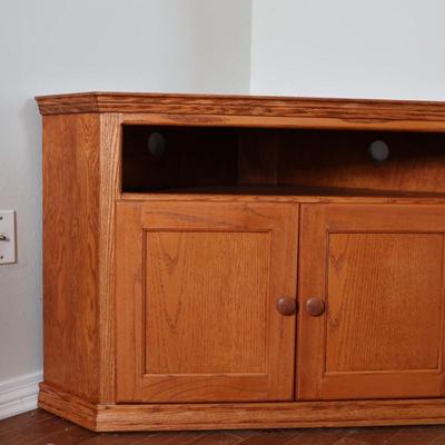 Traditional Corner Entertainment Stand