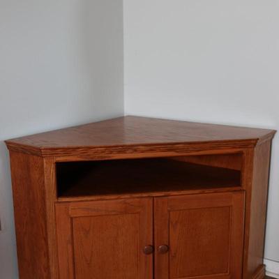 Traditional Corner Entertainment Stand