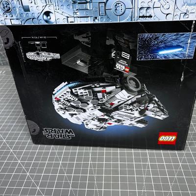 STAR WARS Millenium Falcon, NEW  