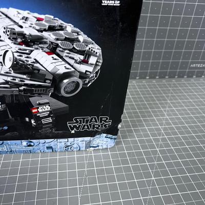 STAR WARS Millenium Falcon, NEW  