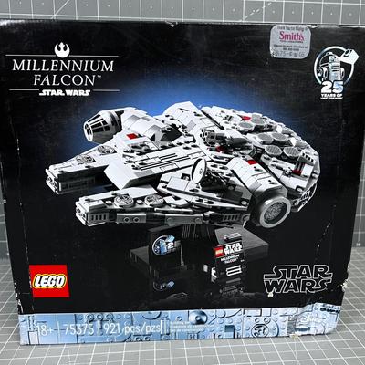 STAR WARS Millenium Falcon, NEW  