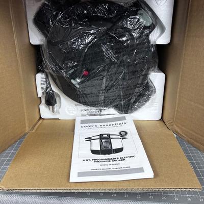 COOKS ESSENTIAL NEW IN THE BOX PRESSURE COOKER