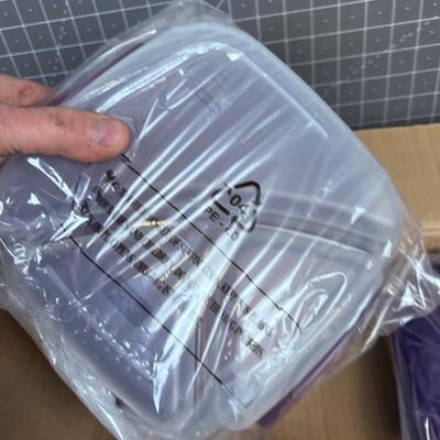 (4) Square NEW Lock N Lock with Built in Dividers (Perfect for Lunch) 