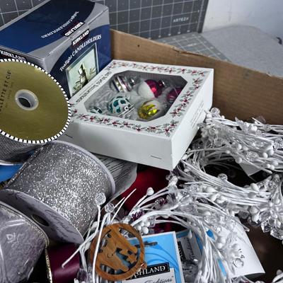 Tray of Xmas: Ornaments, Ribbon and Various stuff 