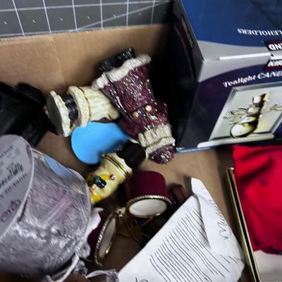 Tray of Xmas: Ornaments, Ribbon and Various stuff 