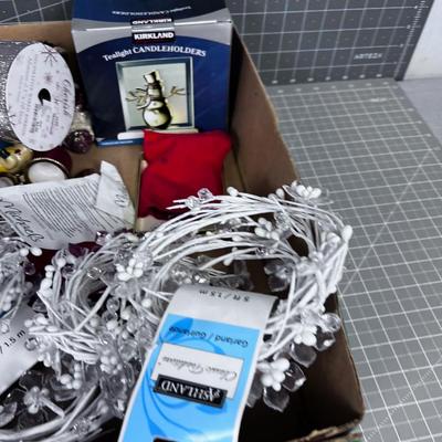 Tray of Xmas: Ornaments, Ribbon and Various stuff 