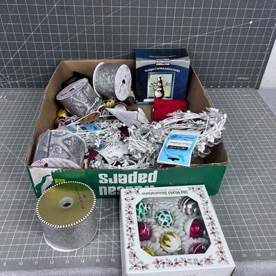 Tray of Xmas: Ornaments, Ribbon and Various stuff 