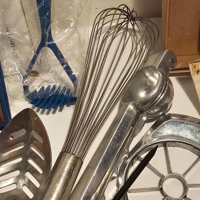 Large Collection of Kitchen Utensils (G-JS)