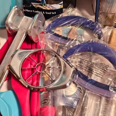 Large Collection of Kitchen Utensils (G-JS)