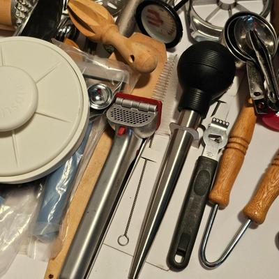 Large Collection of Kitchen Utensils (G-JS)