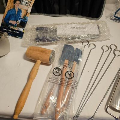 Large Collection of Kitchen Utensils (G-JS)