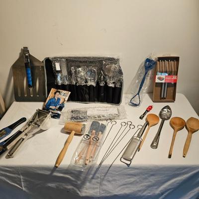 Large Collection of Kitchen Utensils (G-JS)